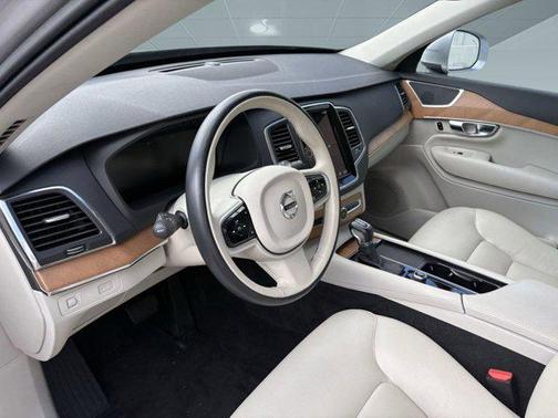 2022 Volvo XC90 T6 Momentum
