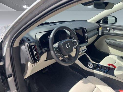 2026 Volvo XC40 Plus, B5 AWD Gas (mild hybrid), Dark