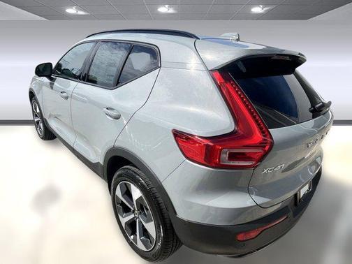 2026 Volvo XC40 Plus, B5 AWD Gas (mild hybrid), Dark