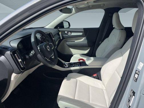 2026 Volvo XC40 Plus, B5 AWD Gas (mild hybrid), Dark