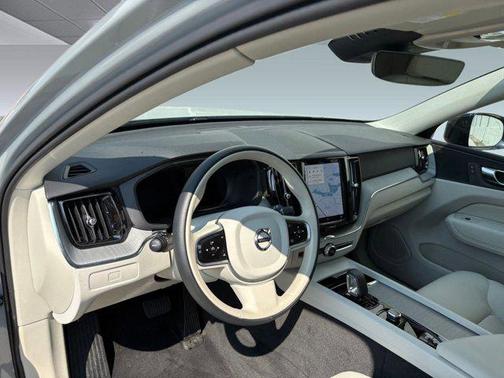 2025 Volvo XC60 B5 Plus