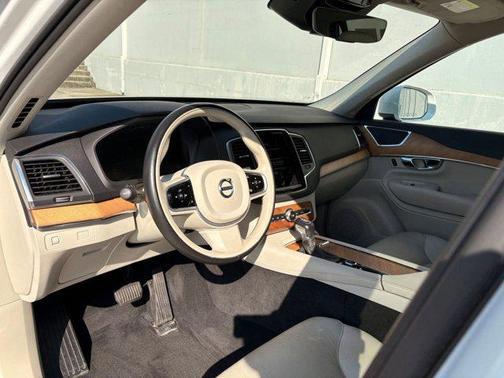 2021 Volvo XC90 T6 Momentum