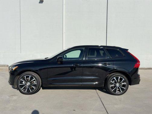 2024 Volvo XC60 B5 Plus Dark Theme