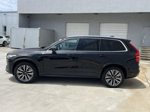 2022 Volvo XC90 T6 Momentum