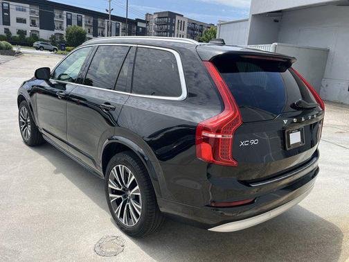 2022 Volvo XC90 T6 Momentum