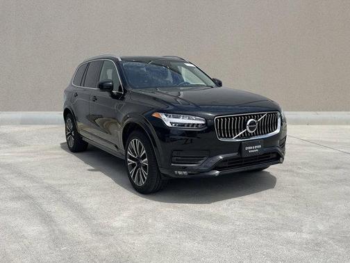2022 Volvo XC90 T6 Momentum