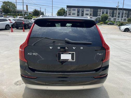 2022 Volvo XC90 T6 Momentum