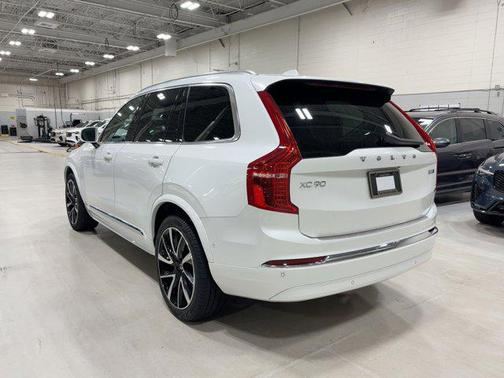 2023 Volvo XC90 B5 Plus