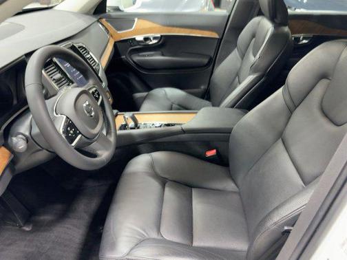 2023 Volvo XC90 B5 Plus