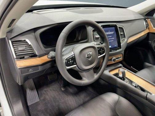 2023 Volvo XC90 B5 Plus