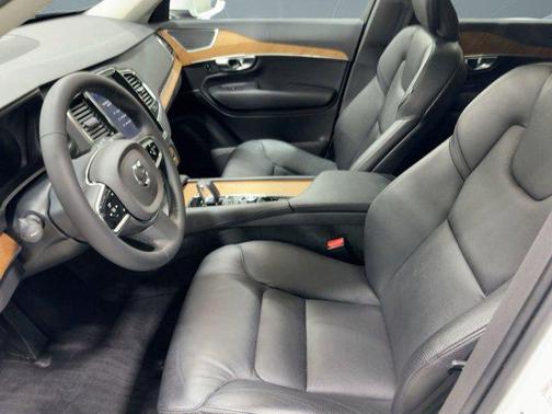 2023 Volvo XC90 B5 Plus