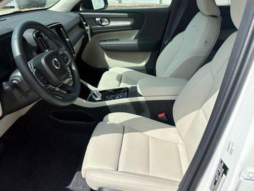 2025 Volvo XC40 B5 Plus Dark Theme