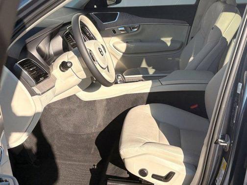 2024 Volvo XC90 B6 Plus Bright Theme 6-Seater