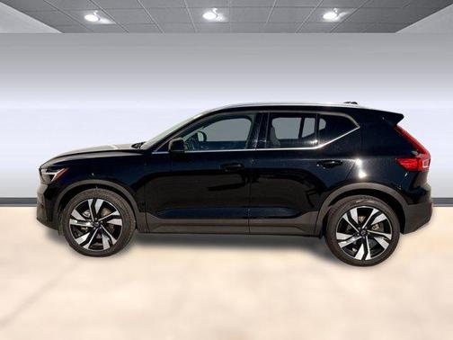 2023 Volvo XC40 B4 Plus Bright Theme