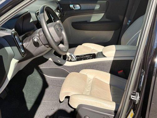 2023 Volvo XC40 B4 Plus Bright Theme