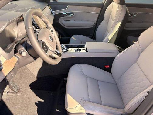 2026 Volvo XC90 B6 Plus 6-Seater