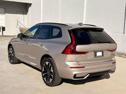 Bright Dusk Metallic 2026 Volvo XC60 B5 Plus