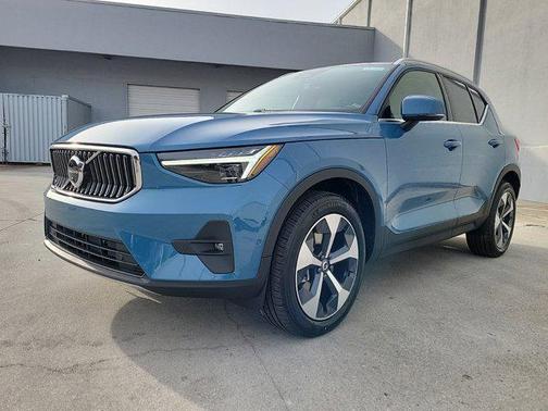 2025 Volvo XC40 B5 Plus Bright Theme