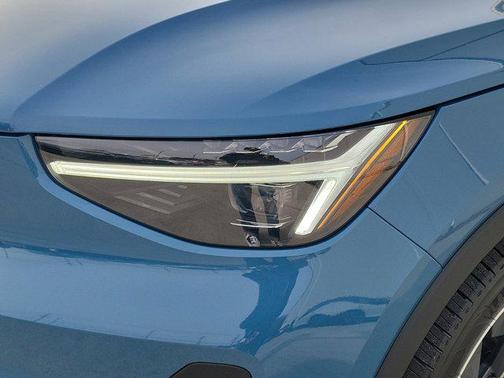 2025 Volvo XC40 B5 Plus Bright Theme