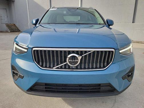 2025 Volvo XC40 B5 Plus Bright Theme