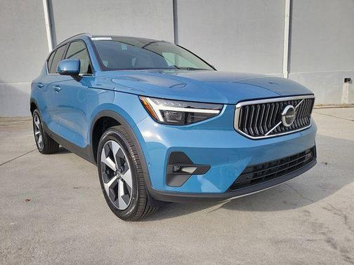 2025 Volvo XC40 B5 Plus Bright Theme