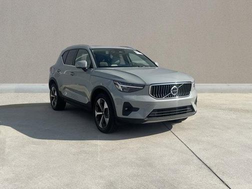 2025 Volvo XC40 B5 Plus Bright Theme