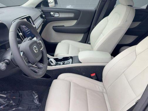 2024 Volvo XC40 B5 Plus Dark Theme