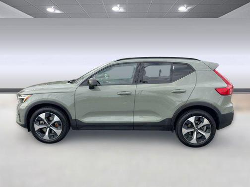 2024 Volvo XC40 B5 Plus Dark Theme