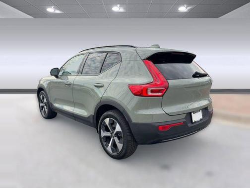 2024 Volvo XC40 B5 Plus Dark Theme