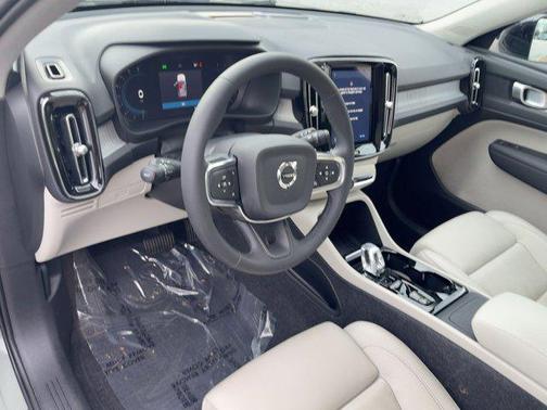 2024 Volvo XC40 B5 Plus Dark Theme