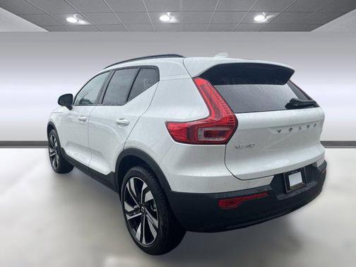 2025 Volvo XC40 B5 Ultra Dark Theme