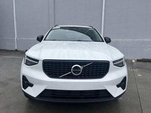 2025 Volvo XC40 B5 Ultra Dark Theme