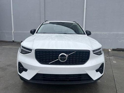 2025 Volvo XC40 B5 Ultra Dark Theme