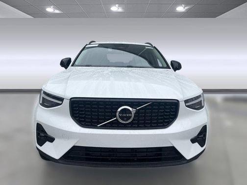 2025 Volvo XC40 B5 Ultra Dark Theme
