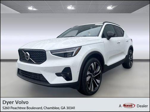 2025 Volvo XC40 B5 Ultra Dark Theme