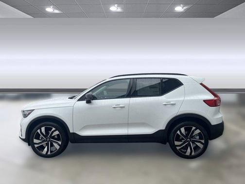 2025 Volvo XC40 B5 Ultra Dark Theme