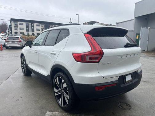 2025 Volvo XC40 B5 Ultra Dark Theme