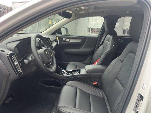 2025 Volvo XC40 B5 Ultra Dark Theme