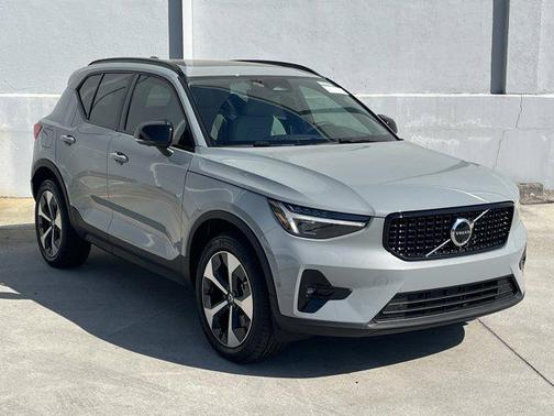 2025 Volvo XC40 B5 Plus Dark Theme
