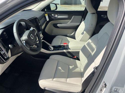 2025 Volvo XC40 B5 Plus Dark Theme