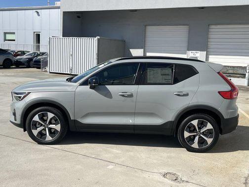 2025 Volvo XC40 B5 Plus Dark Theme