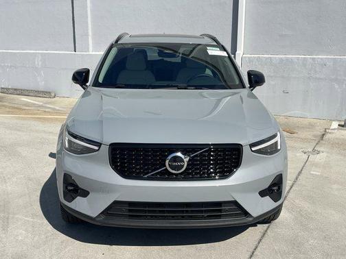 2025 Volvo XC40 B5 Plus Dark Theme