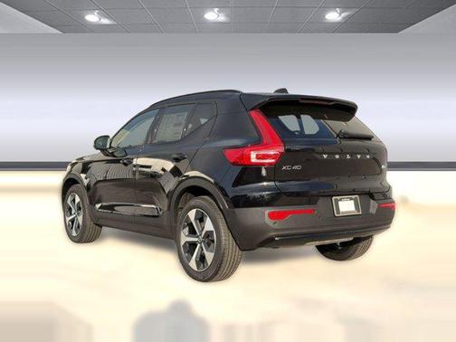 2026 Volvo XC40 Plus, B4 FWD Gas (mild hybrid), Dark