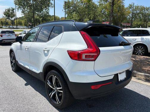 2022 Volvo XC40 T5 R-Design
