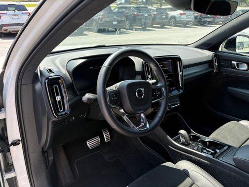 2022 Volvo XC40 T5 R-Design