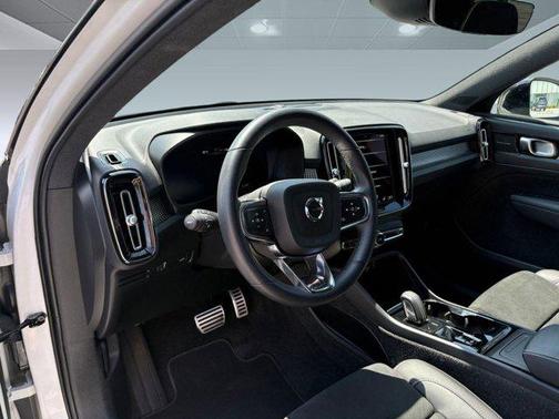 2022 Volvo XC40 T5 R-Design