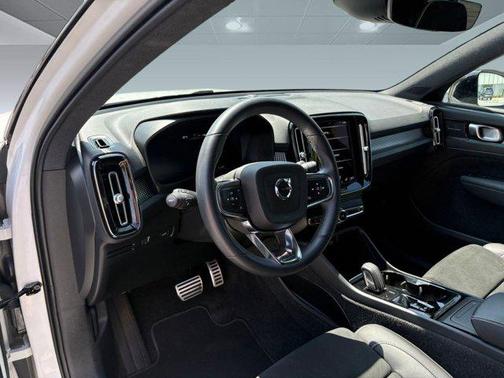 2022 Volvo XC40 T5 R-Design
