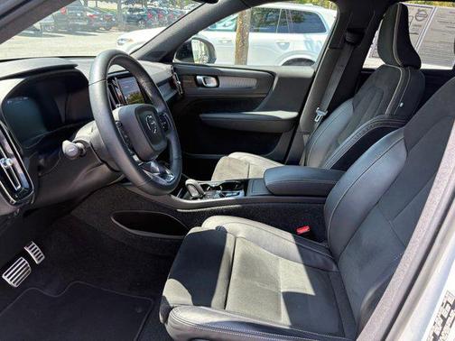 2022 Volvo XC40 T5 R-Design