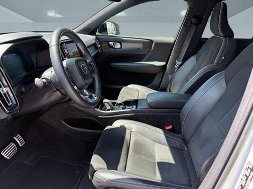 2022 Volvo XC40 T5 R-Design