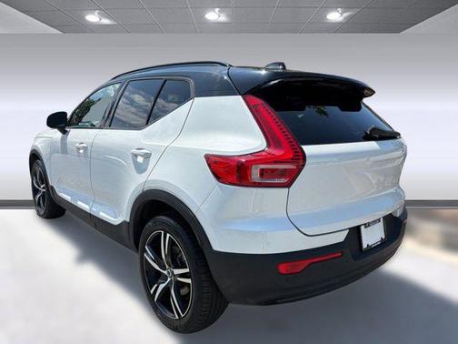 2022 Volvo XC40 T5 R-Design
